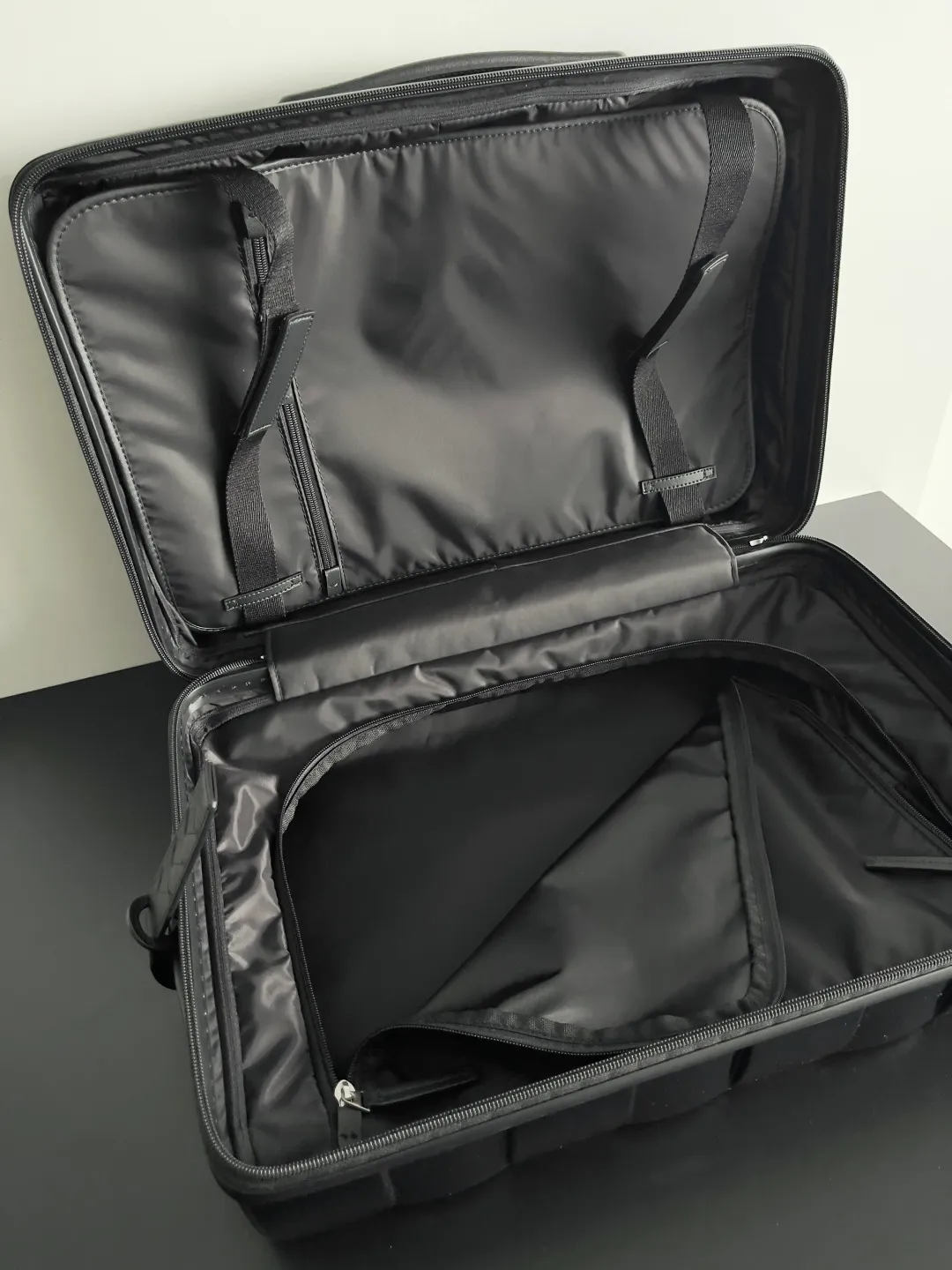Batch 2320 BOTTEGA VENETA 2025 new Odyssey suitcase. The design of this suitcase is really amazing! ! ! ! Designed using BV’s iconic weaving process, the leather handle is made of calfskin ~ four silent caster wheels ~ and comes with a detachable leather luggage tag. Good looks and pragmatism at the same time🖤 Dear friends, do you often worry about not having the right equipment when you travel frequently? BV’s new woven plaid carry-on suitcase is tailor-made for our business trip party😎. This woven plaid design is so unique that you can distinguish it from others at the airport at a glance, so you no longer have to worry about picking up the wrong one. And the size is just right, so you can easily take it on the plane and avoid the trouble of waiting for check-in. Style number: 822479 Size: 55*35*21cm